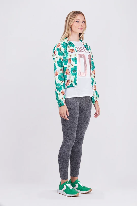 CHAMARRA DEPORTIVA BLANCO CON ESTAMPADO FLORAL - Image 6