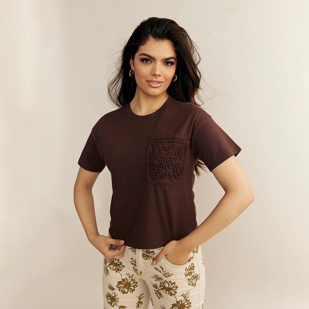 PLAYERA CON BOLSILLO DECORATIVO CAFÉ 96275 - Image 2