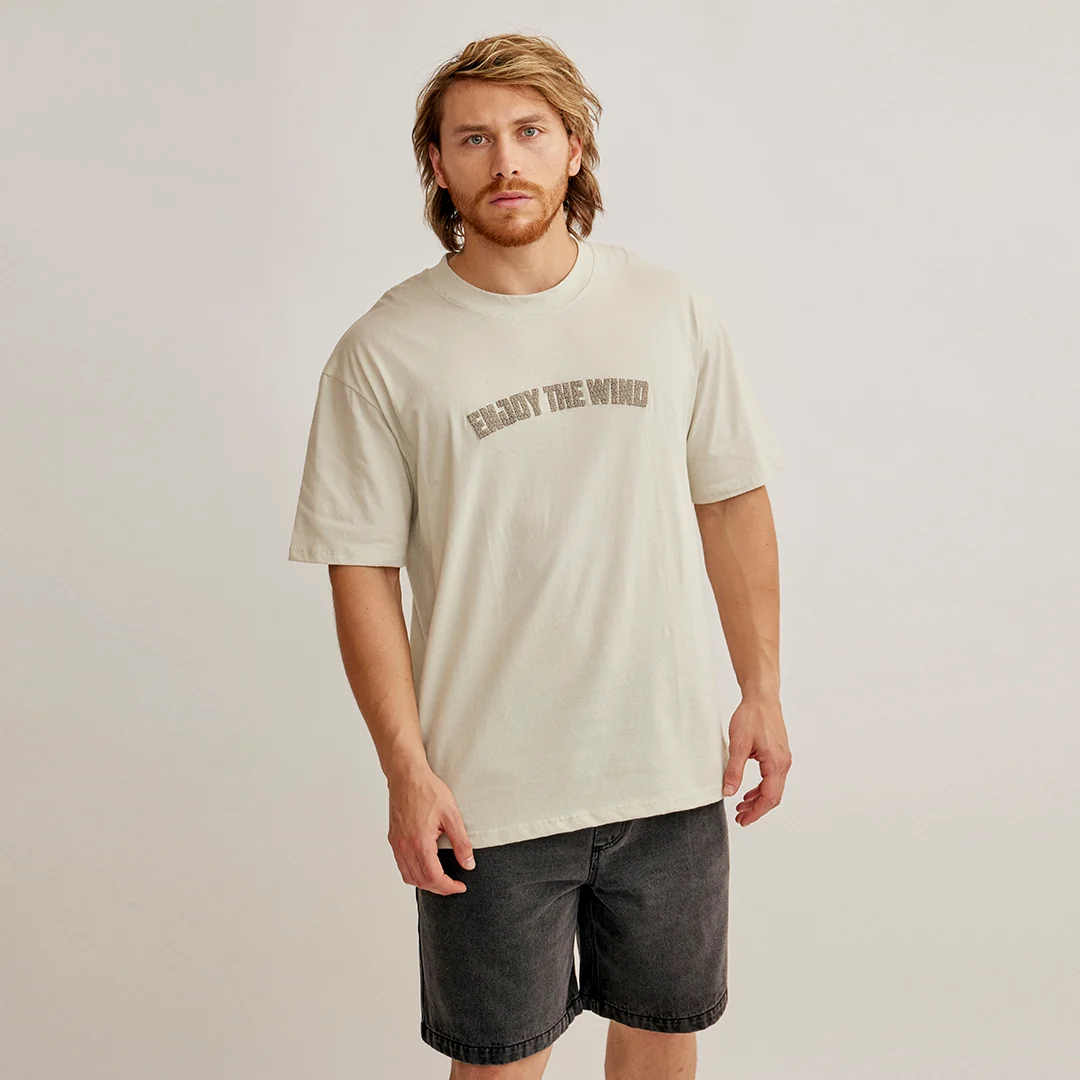 PLAYERA BORDADA CON PRINT TRASERO VERDE 54656 - Image 3