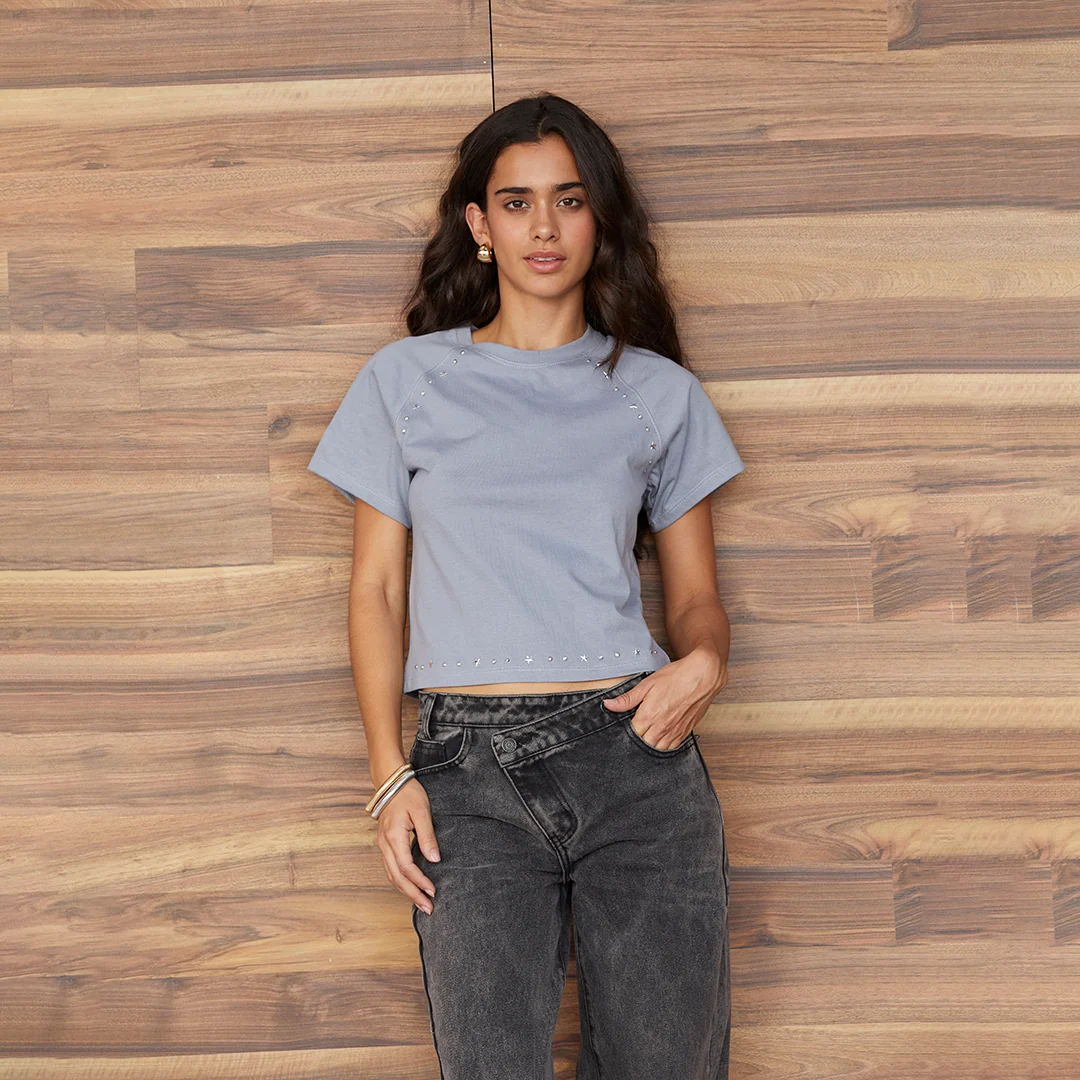PLAYERA CON APLICACIONES METÁLICAS GRIS 54650