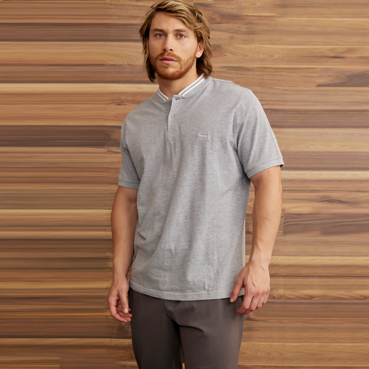 PLAYERA CUELLO MAO CON CREMALLERA GRIS 96280 - Image 2
