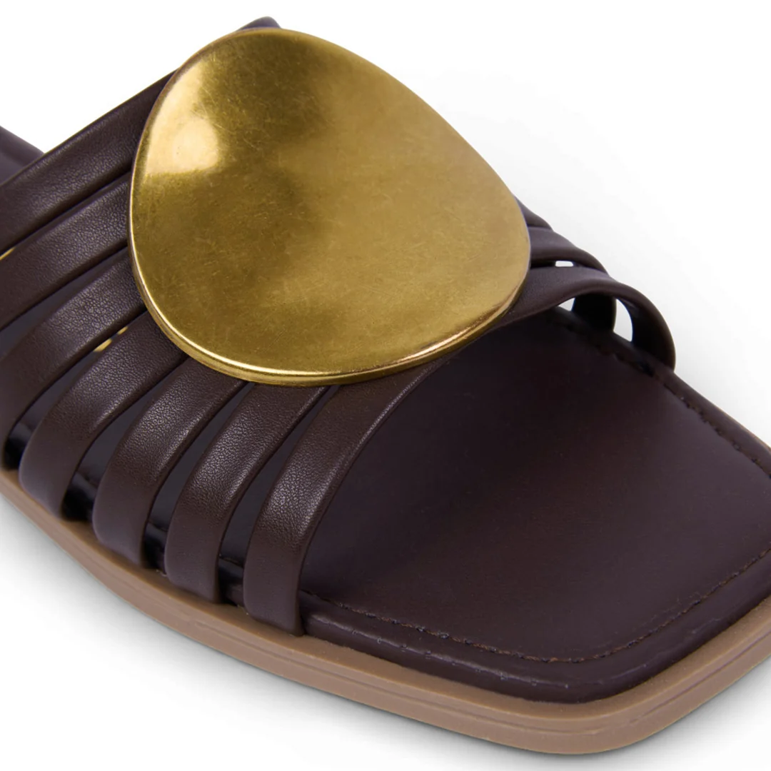 SANDALIA PLANA CON HERRAJE DORADO NEGRO 10636 - Image 6