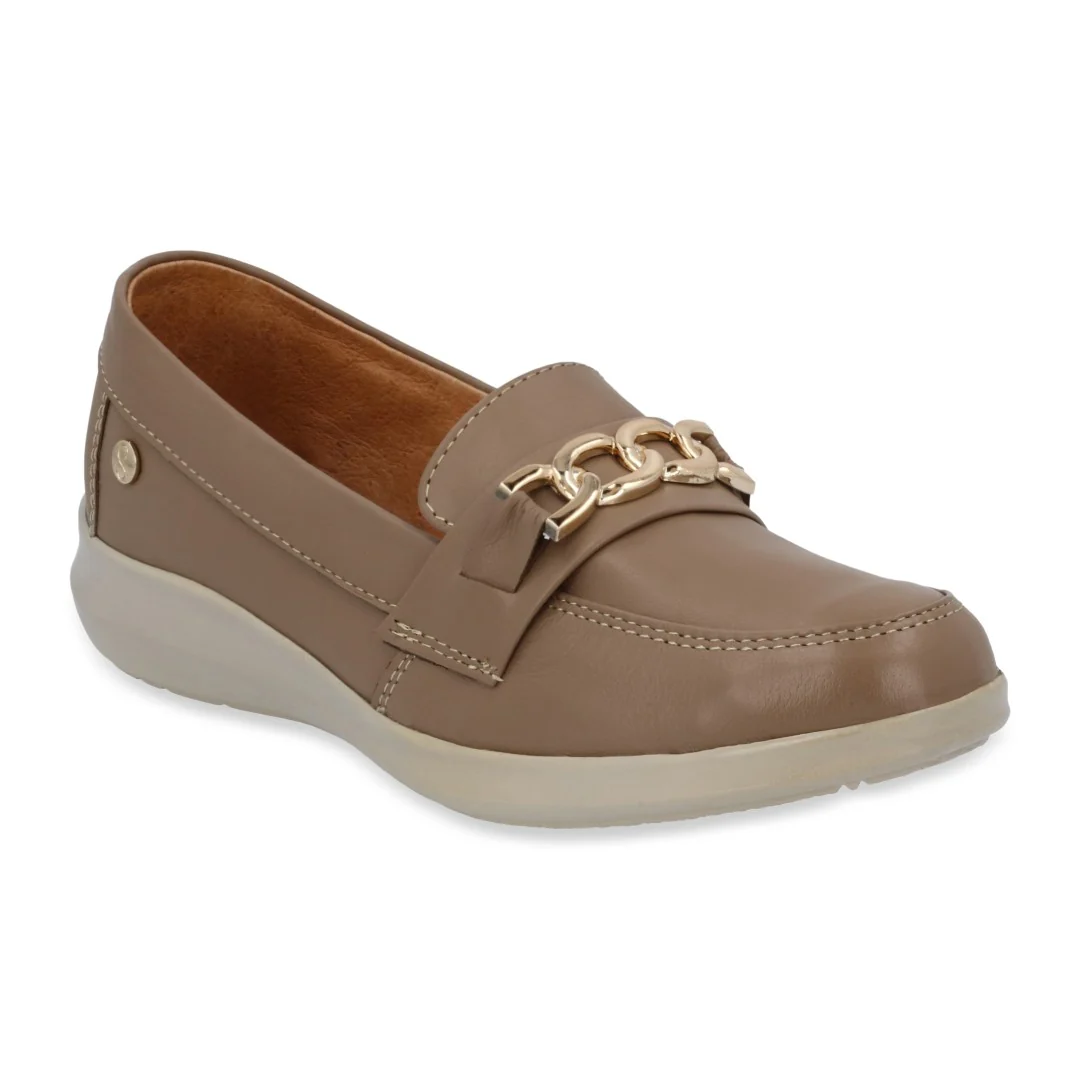 ZAPATO DE PISO BEIGE DE PIEL CON HERRAJE 64467