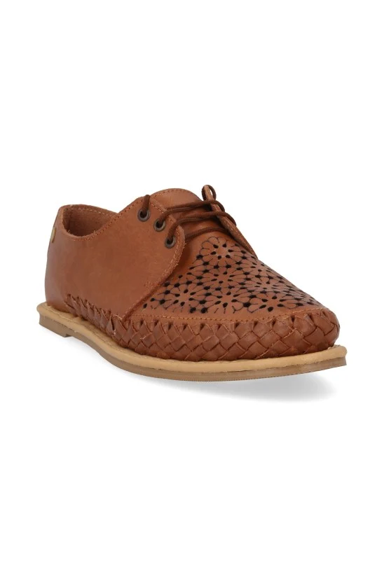 ZAPATO DE PISO CAFÉ CON LÁSER 58014