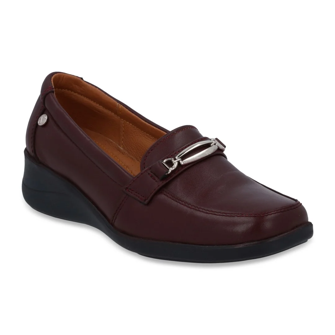 ZAPATO DE PISO TINTO DE PIEL CON HERRAJE 19707
